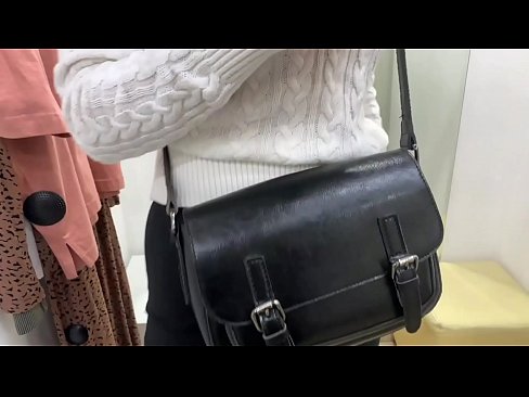 ❤️ Offentlig onani av den unga slynan FeralBerry med en dildo i provrummet ️❌ Porno at us