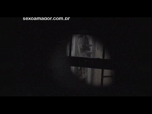 ❤️ Blondie blir hemligt videofilmad av en voyeur från grannskapet gömd bakom ihåliga tegelstenar ️❌ Porno at us