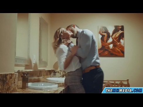 ❤️ När en bystig blondin förför dig på en offentlig toalett ️❌ Porno at us